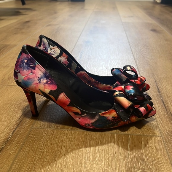 Floral Heels with Bow - Picture 1 of 7